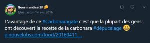 Un tweet humoristique utilisant le hashtag #dépucelage pour mettre sur le même plan la défloraison et la découverte de la recette originale des pâtes carbonara.